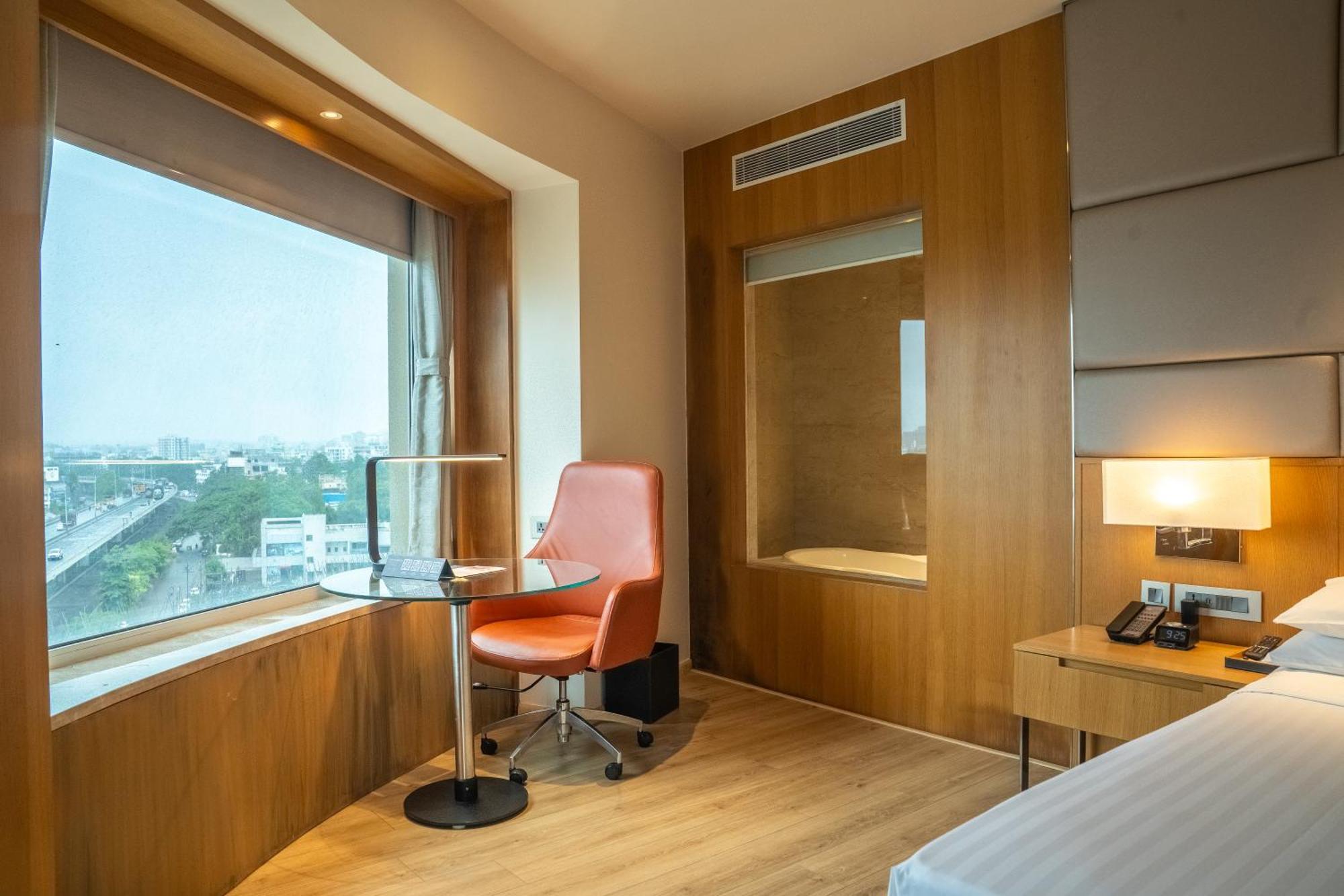 Courtyard By Marriott Nashik Hotell Eksteriør bilde